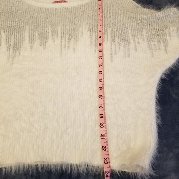 Jennifer Lopez Soft 3/4 Sleeve Winter Wonderland Sweater - Picture 10 of 10